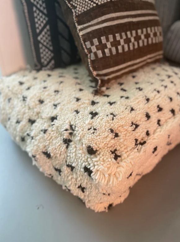 Berber poef in authentiek design, gestyled in een modern interieur