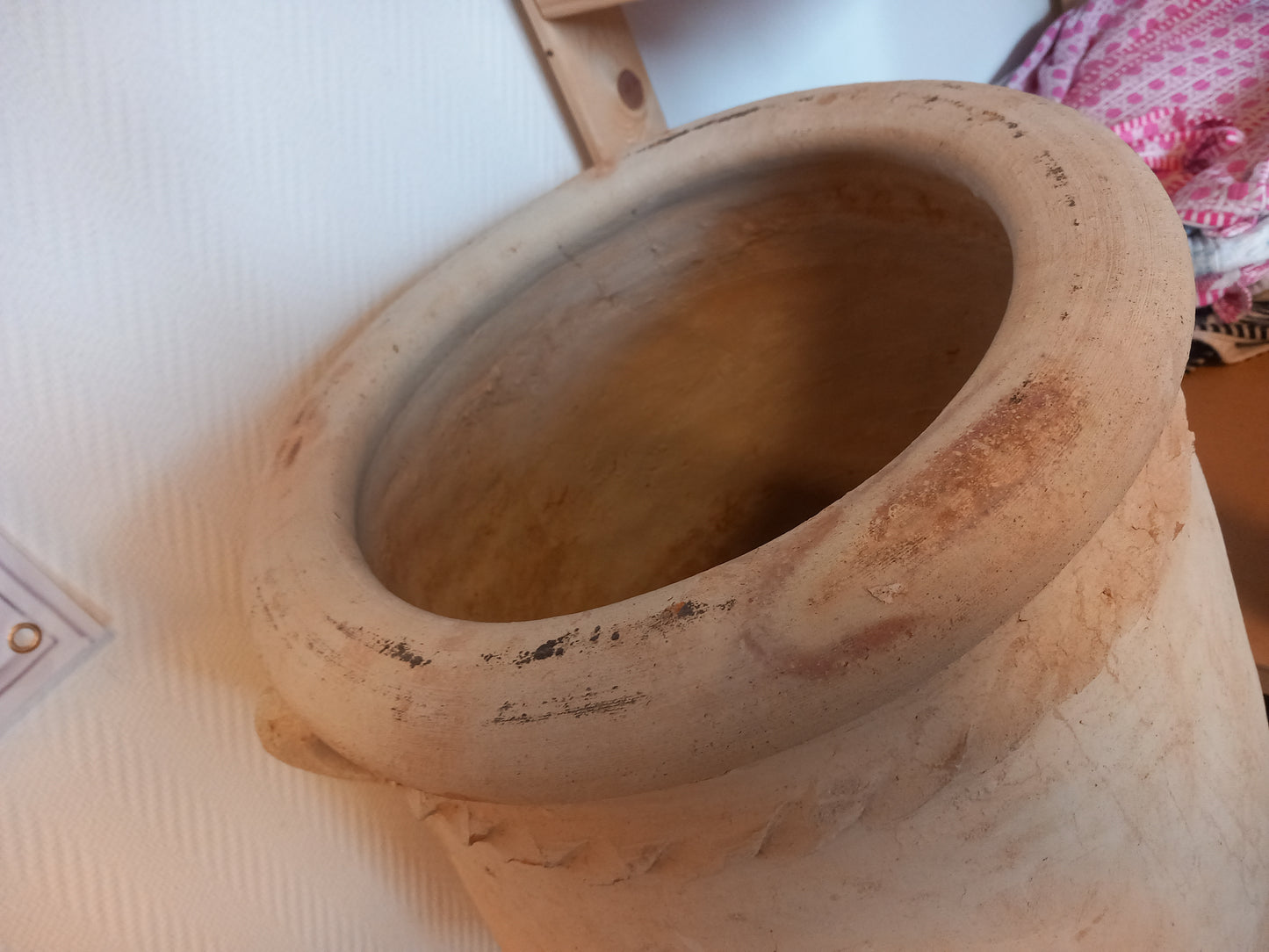 Detail van de bovenrand van een handgemaakte Marokkaanse bloempot, karakteristiek en uniek