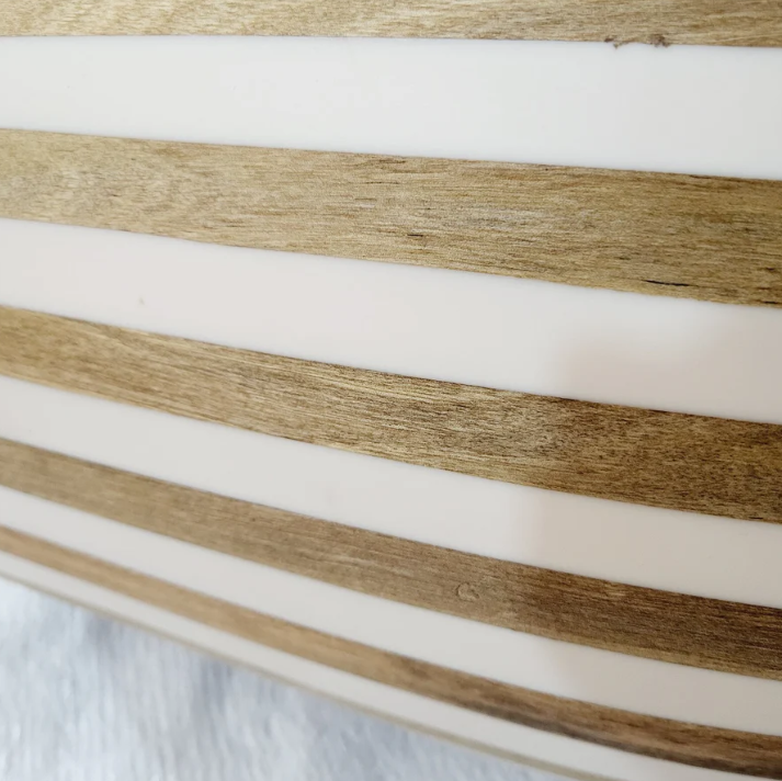Detail van bone inlay patroon in walnoothout en ivoorkleurige hars – handgemaakt vakwerk