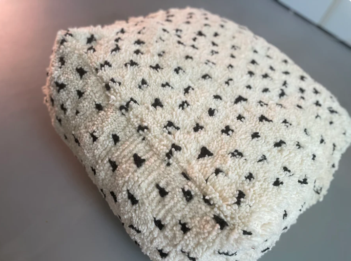 Close-up van luxe handgemaakte Berber poef met uniek stippenpatroon