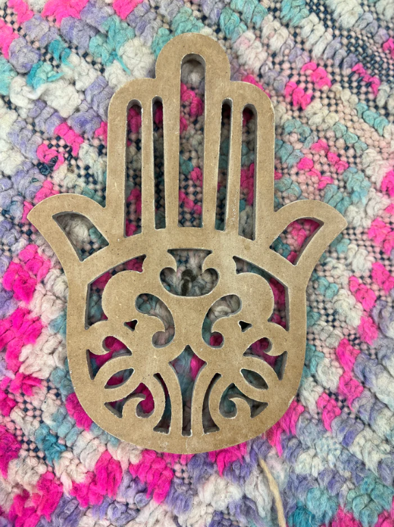 Bovenaanzicht van de uitgesneden houten Hamsa hand, handgemaakt en perfect voor spirituele decoratie.