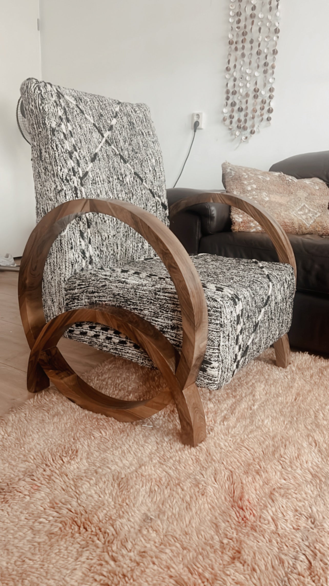 Handgemaakte Notenhouten Loungestoel – Kelim Design