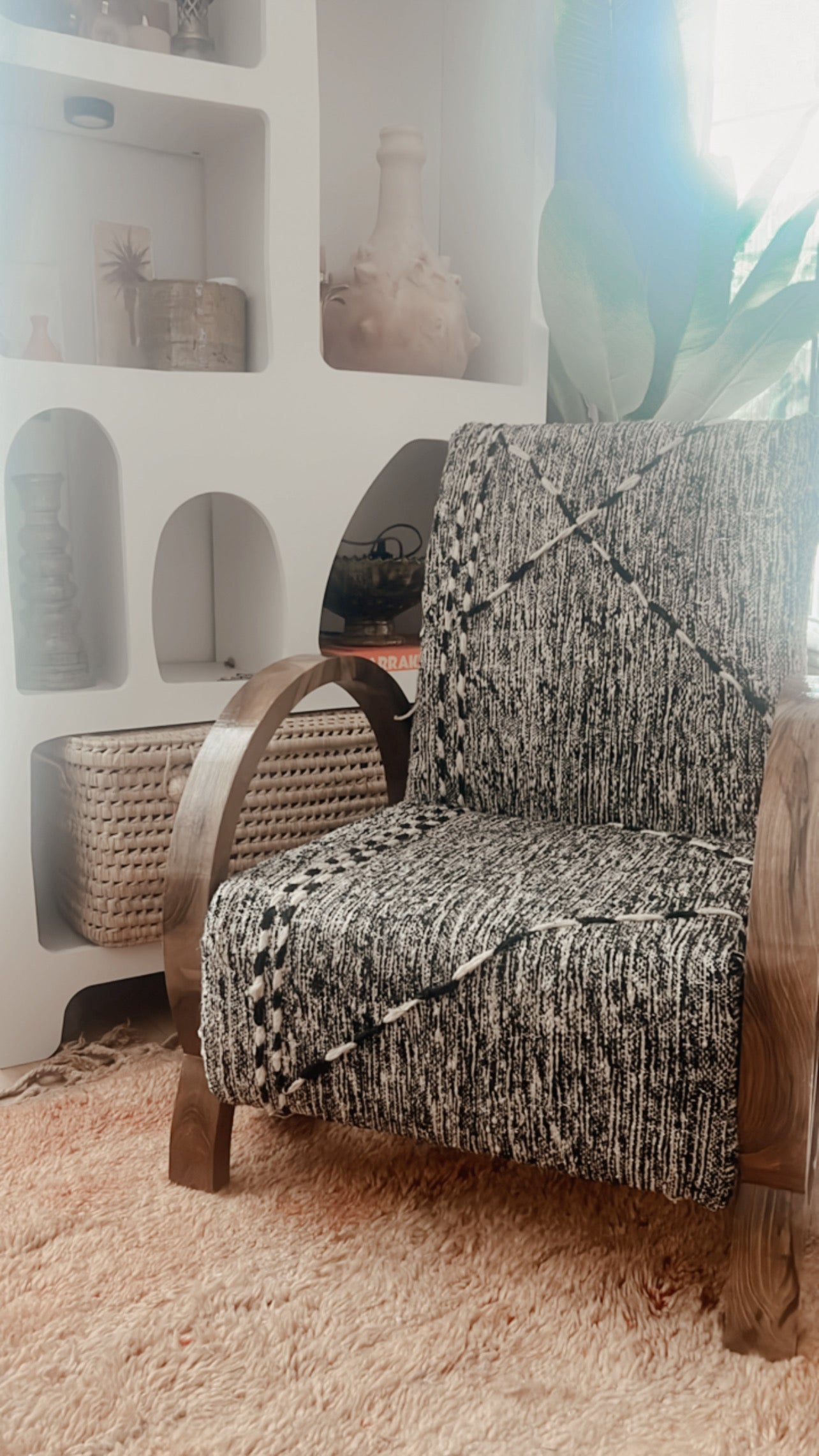 Handgemaakte Notenhouten Loungestoel – Kelim Design