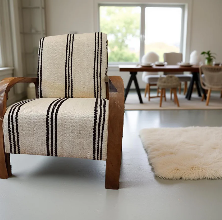 Handgemaakte Kelim-stoel in moderne eetkamer, met zicht op een luxe interieursetting.