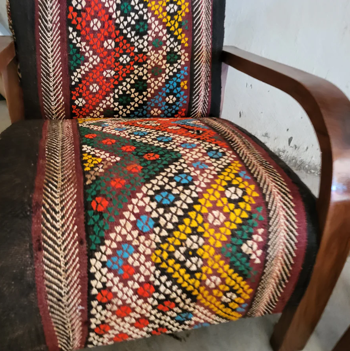 Handgemaakte notenhouten stoel met kleurrijke vintage Kelim-stof, uniek en luxe design.