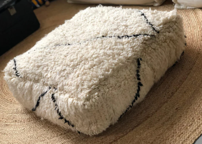 Marokkaanse Beni Ouarain poef in een modern interieur, perfect als comfortabel accessoire.