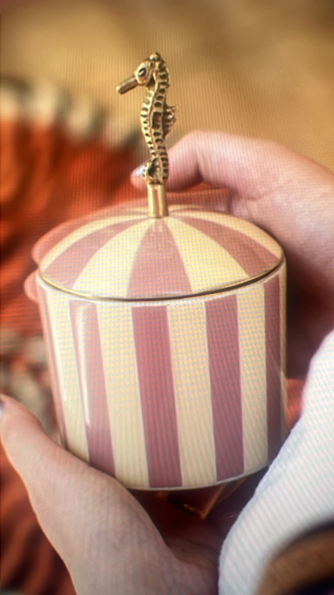 Handgemaakt resin bewaardoosje met messing zeepaardje, perfect voor sieraden.