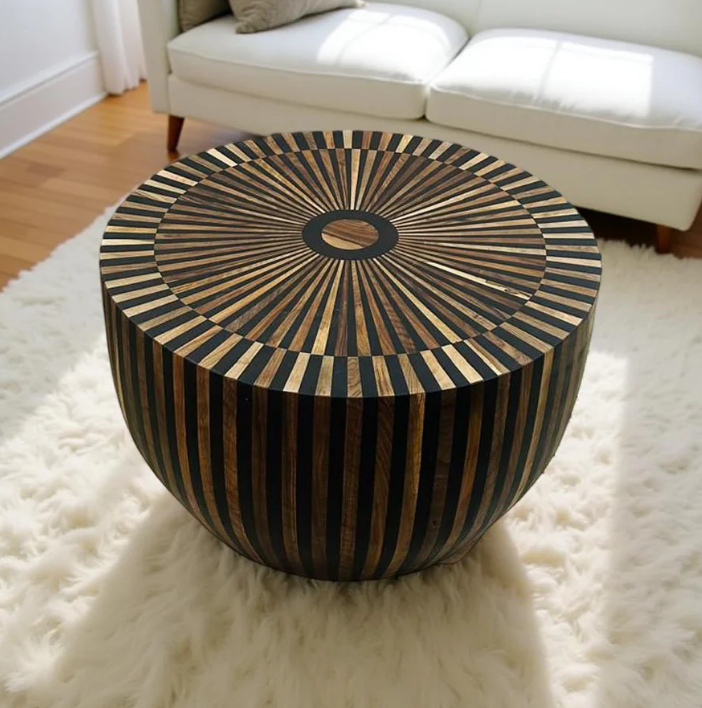 Handgemaakte bone inlay koffietafel met hypnotiserend streepdesign.