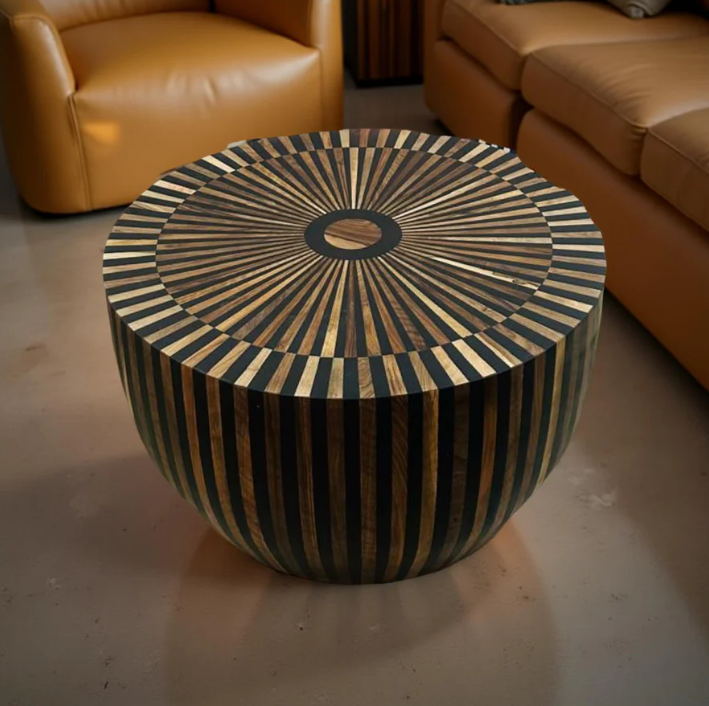 Moderne setting met robuuste Marokkaanse salontafel in bruin-zwarte tinten.