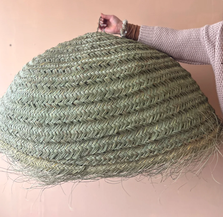 Natuurlijke zeegras hanglamp met gevlochten patroon en speelse afwerking.