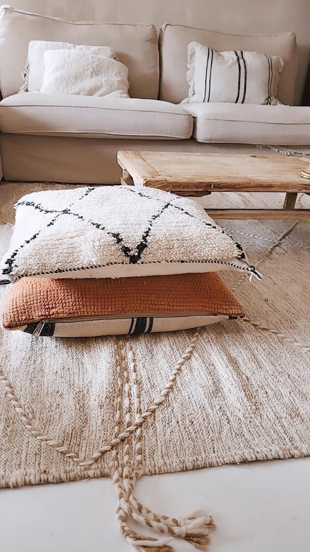 Handgeweven Marokkaans vloerkleed en poefen in een luxe en sfeervol interieur