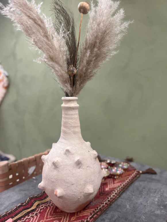 Handgemaakte Marokkaanse bolvaas in naturel kleur, perfect gestyled in een warm interieur.