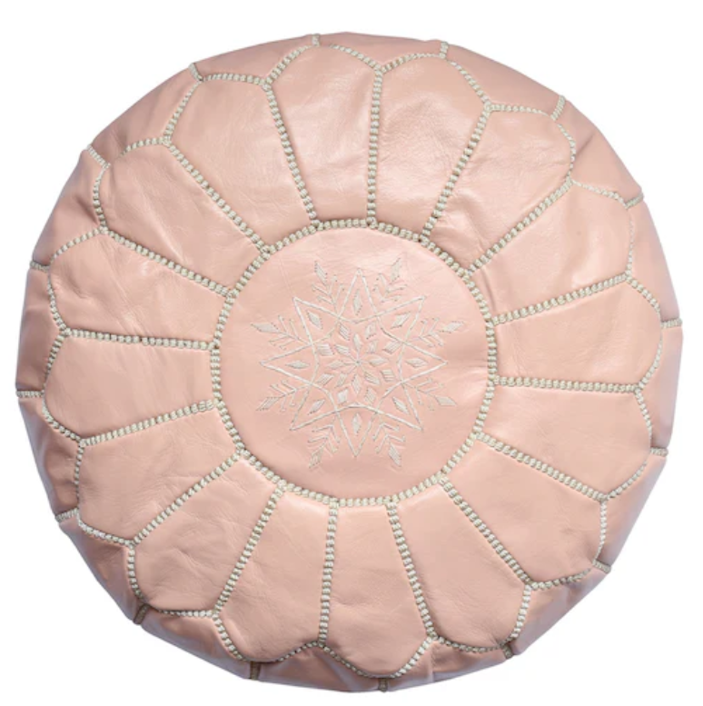 Handgemaakte leren poef Ottoman Nude met traditioneel gestikt patroon, perfect voor elk interieur.