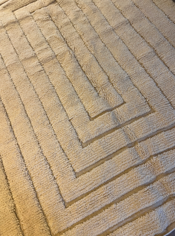 Detail van het hoogpolige Berber tapijt met uniek asymmetrisch patroon.