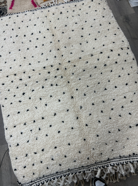 Handgeweven Beni Ouarain vloerkleed met zachte wollen textuur en subtiele stippen.