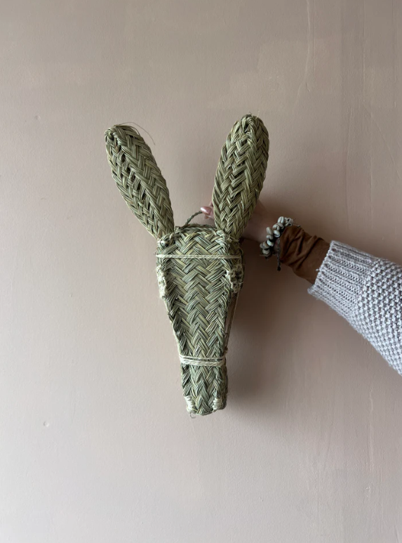 Statement wanddecoratie: handgemaakte ezel van zeegras, perfect voor een bohemian interieur.