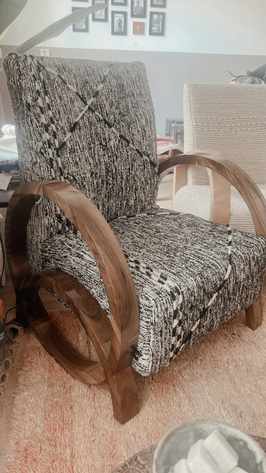 Handgemaakte Notenhouten Loungestoel – Kelim Design