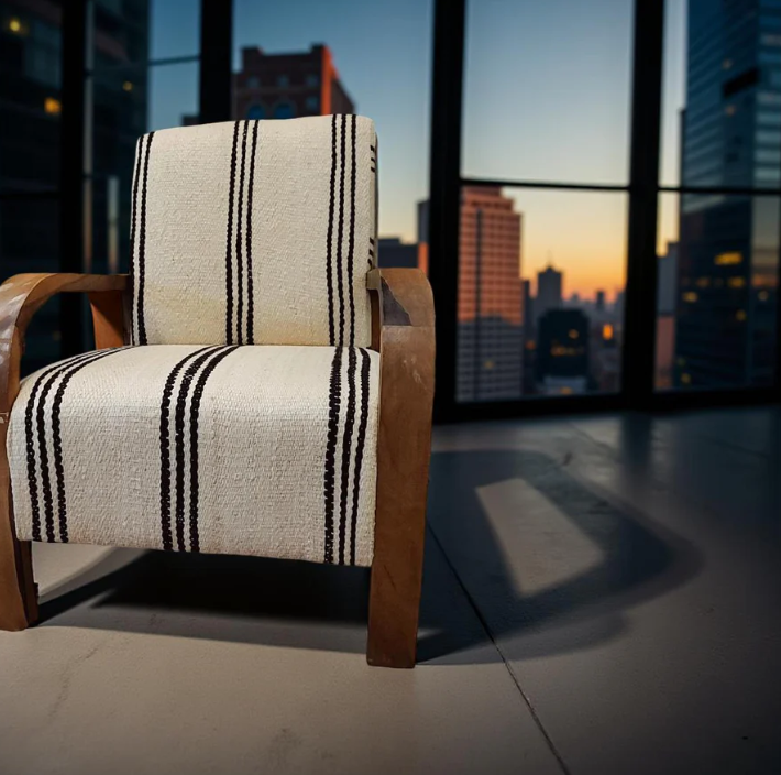 Handgemaakte notenhouten Kelim-stoel in modern interieur met stadszicht, uniek design en luxe afwerking.