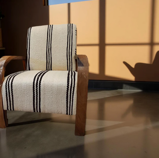 Notenhouten Kelim-stoel gestyled in een modern interieur met warme zoninval, sfeervolle en tijdloze uitstraling