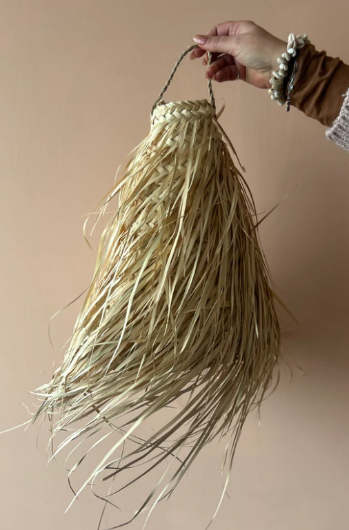 Handgevlochten zeegras hanglamp met natuurlijke tinten en speelse afwerking.