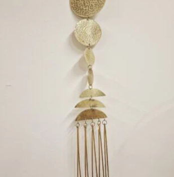 Handgemaakte messing hanger met maanstanden, een elegant en spiritueel interieuraccessoire.