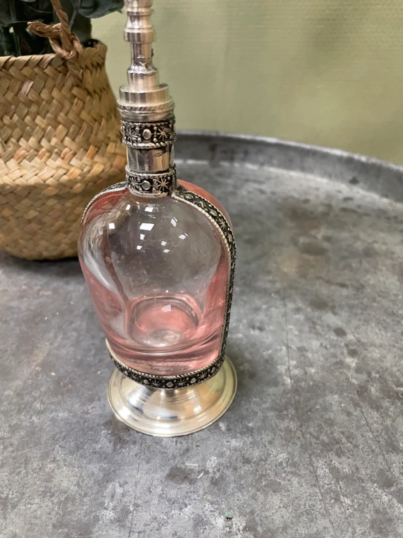 Sfeervolle setting met Marokkaans vintage parfumflesje.