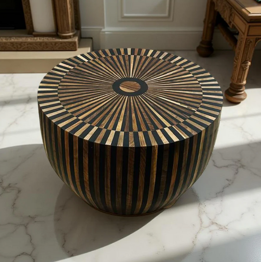 Donkere Marokkaanse salontafel van walnoot en hars in luxe interieursetting.