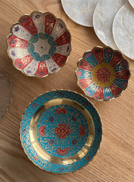  Sierlijke set koperen schaaltjes op een tafel.
