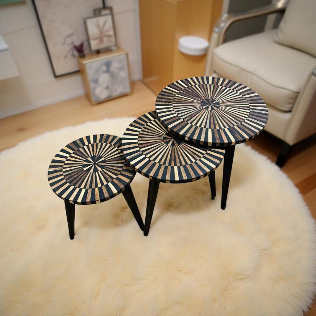 Luxe houten bijzettafels naast moderne fauteuil op een wollen kleed.