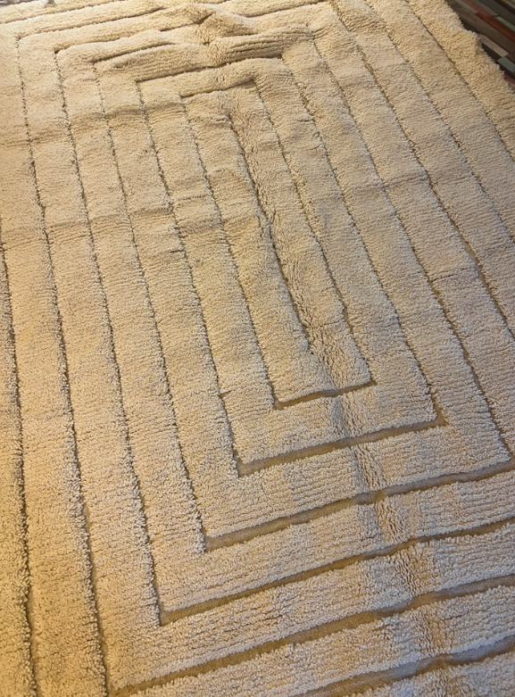 Sfeervol interieur met een authentiek Beni Ouarain tapijt, handgemaakt in Marokko.