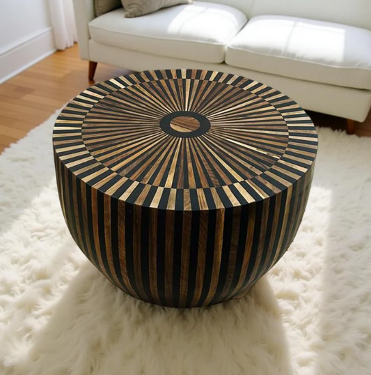 Handgemaakte bone inlay koffietafel met hypnotiserend streepdesign.