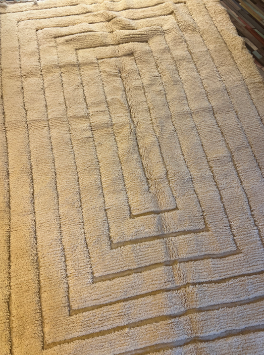 Handgeknoopt Beni Ouarain vloerkleed van 100% wol in ivoorwit met subtiele oaker accenten.