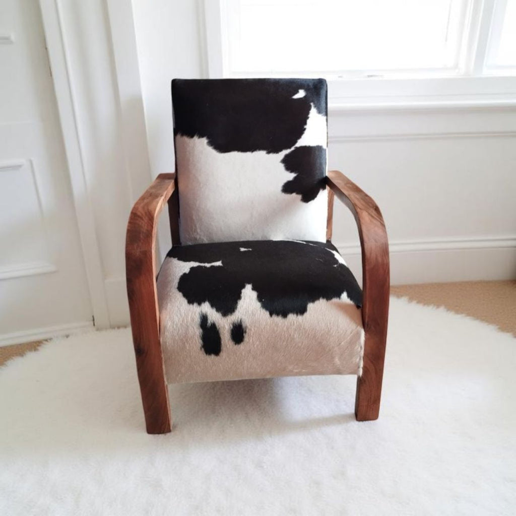 Luxe statementstoel van notenhout met zwart-witte koeienhuid bekleding